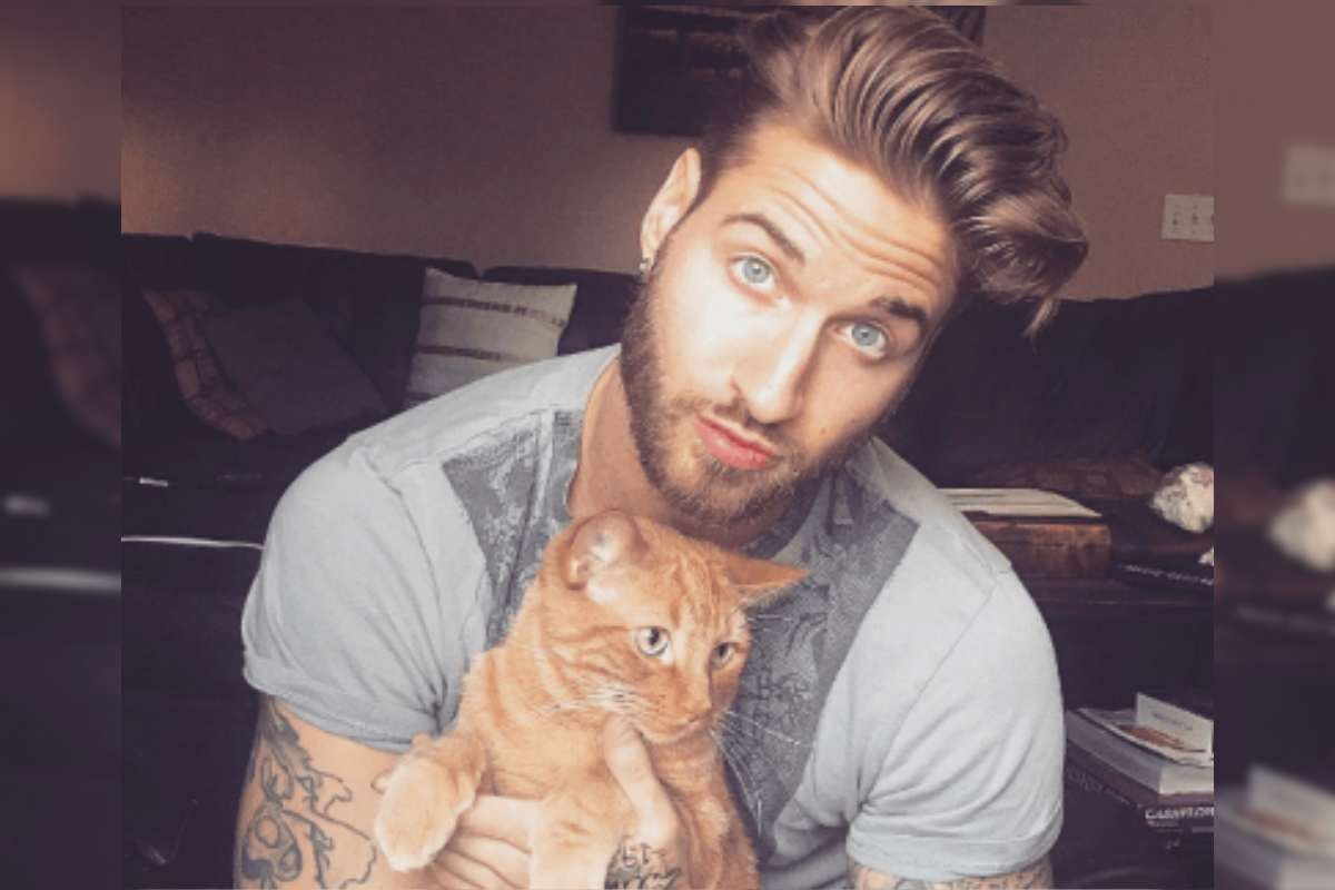 modello con gatto