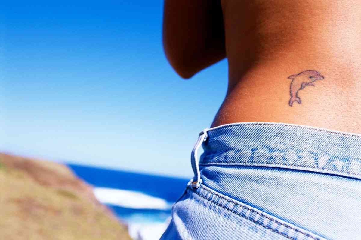 Tattoo del delfino sul fianco