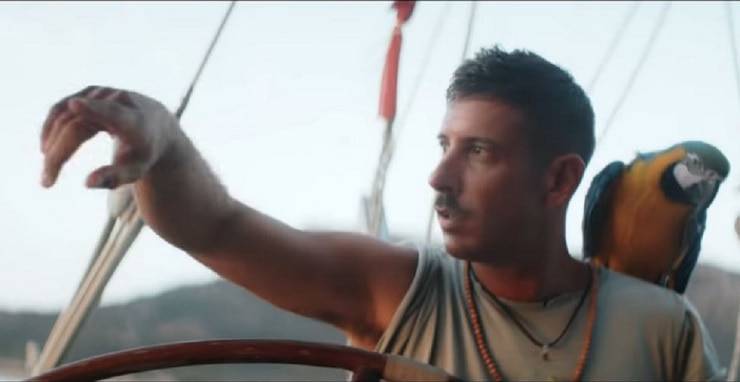 Gabbani senza scimmia, pappagalli e pesci