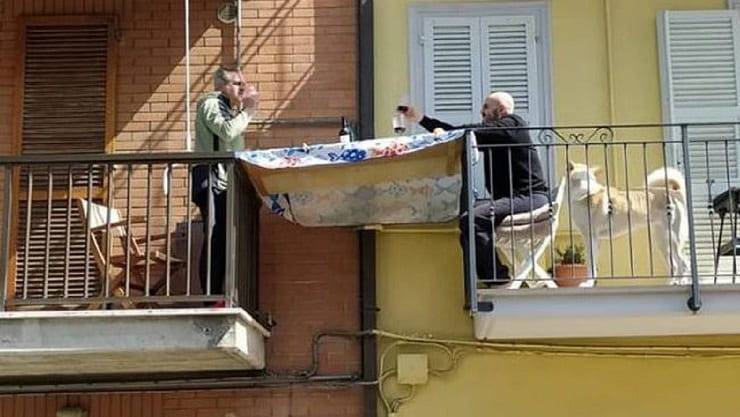 Pranzo con amici e cane