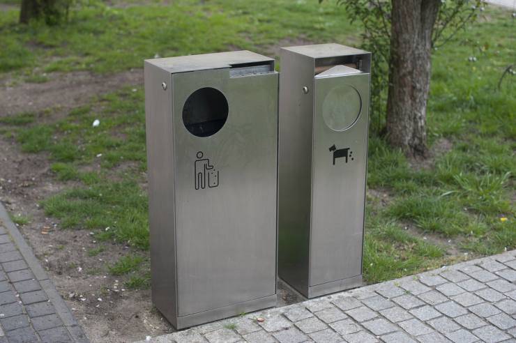 Ripulire i bisogni del cane in strada