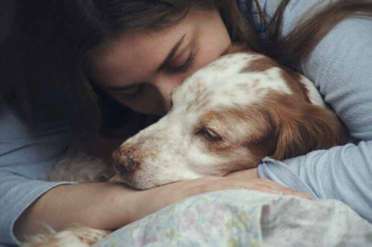 Donna e cane (Foto Adobestock)