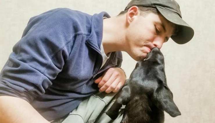 Il bacio del cane al padrone Facebook