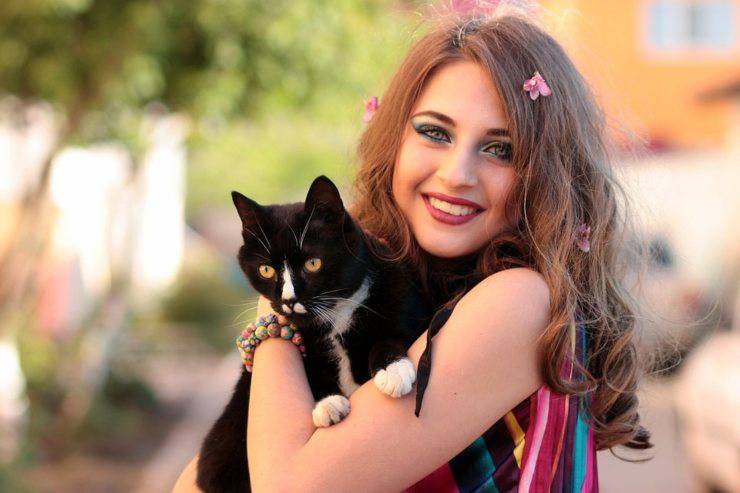 gatto padrona ragazza