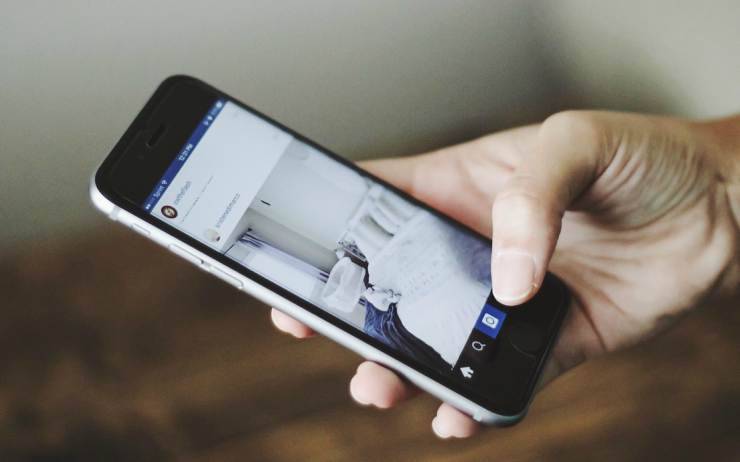 Telefono in mano (Foto Pixabay)