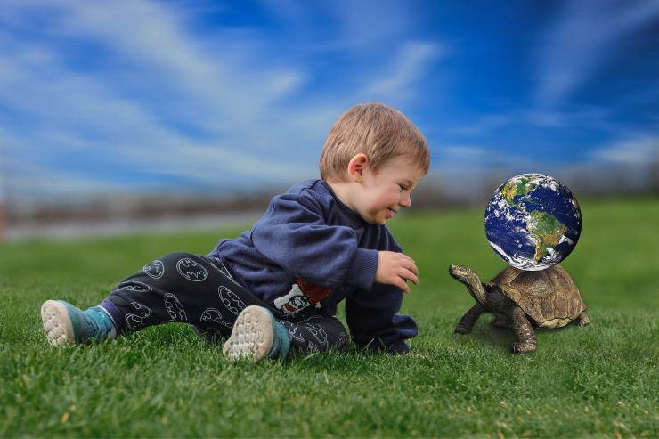 Bambino e tartaruga