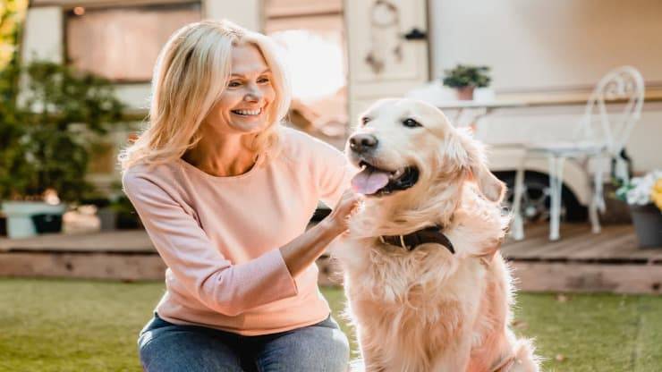 cane e proprietaria in giardino Che cos'è il pet host