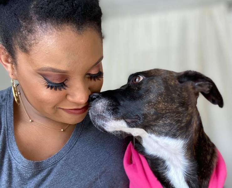 donna adotta cane letto