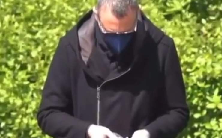 Amadeus alle prese con la busta igienica (Foto video)