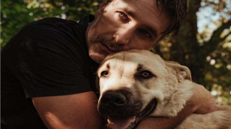 Raoul e il cane insieme (Foto Instagram)