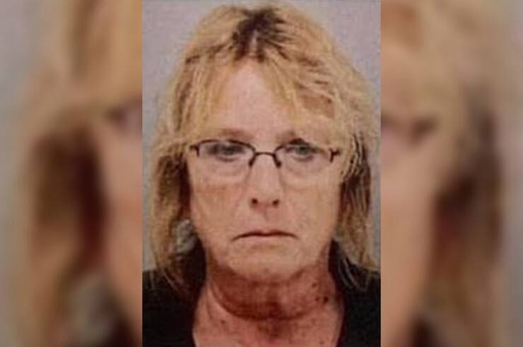 Donna tenta di decapitare il suo cane con una spada arrestata dalla polizia