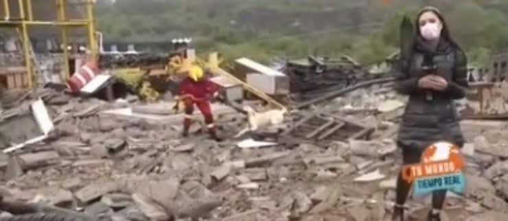 Pompiere e cane, entrambi vogliono per se il pezzo di stoffa (Screen video)