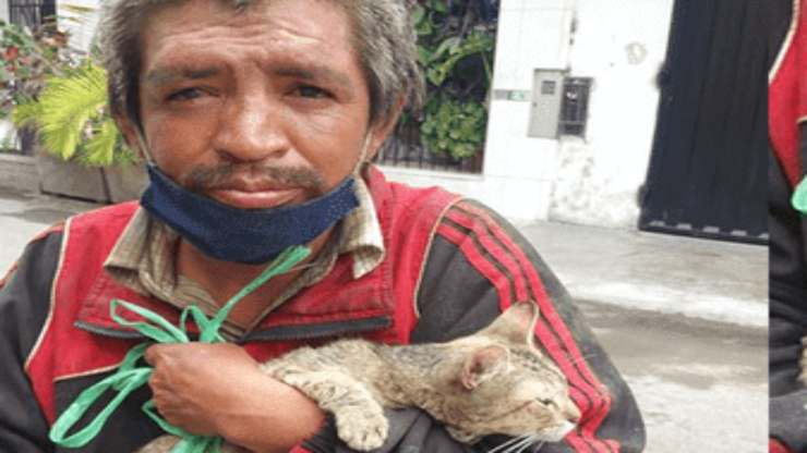 L'anziano che ha preso il gatto (Foto Facebook)