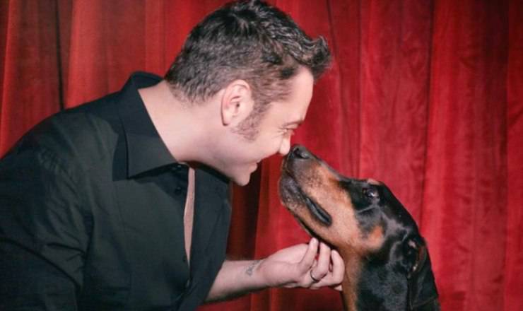 Tiziano insieme al cane Beau