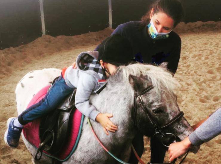 Un bambino a cavallo