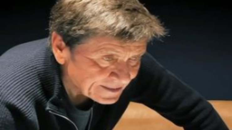 Gianni Morandi in riflessione (Foto Instagram)