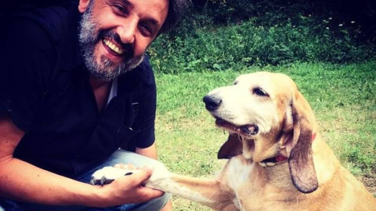 Chi sono i cani e la gatta di Flavio Insinna Flavio Insinna: chi sono i suoi cani e la sua gatta