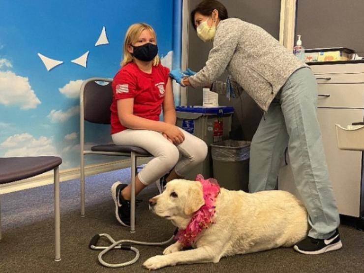 Bimba riceve il suo vaccino