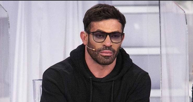 Gianni Sperti l'appello per far adottare un cane abbandonato (Foto Instagram)