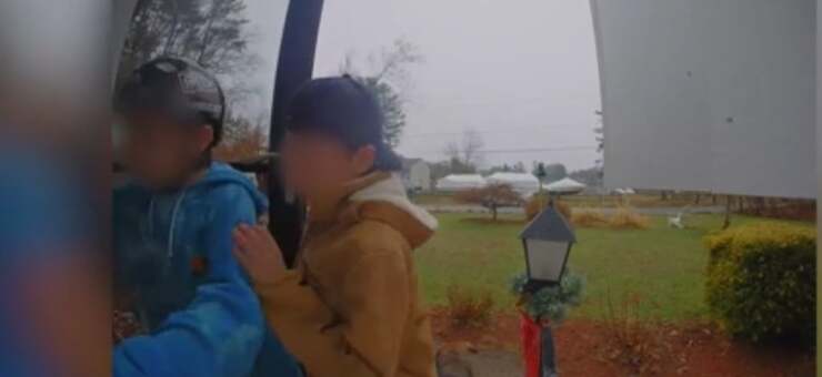Due bambini salvano i cani dei vicini dalla casa in fiamme (VIDEO)
