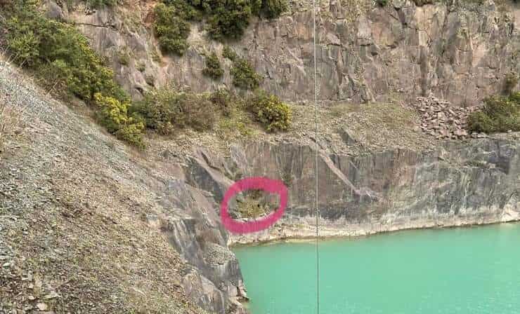 Cane precipita in una cava, uomo si getta nell'acqua gelida per salvarlo (Foto Facebook)