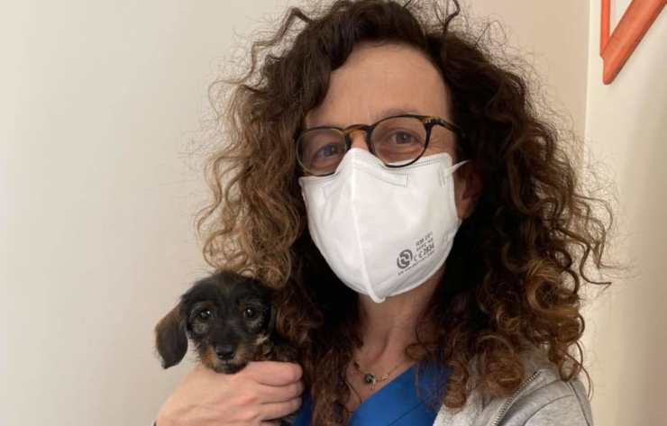 Il cane in braccio alla donna (Foto Facebook)