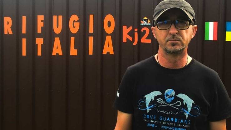 Andrea Cisternino resta in Ucraina per aiutare gli animali randagi ( Foto Facebook)