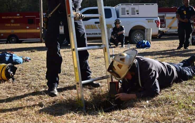 Cane precipita in una buca profondissima salvato dai vigili del fuoco (Foto Facebook)