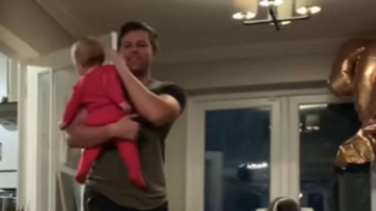 Padrone presenta sua figlia al cane (Foto video)