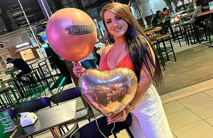 ragazza torta rovesciata compleanno da animale domestico