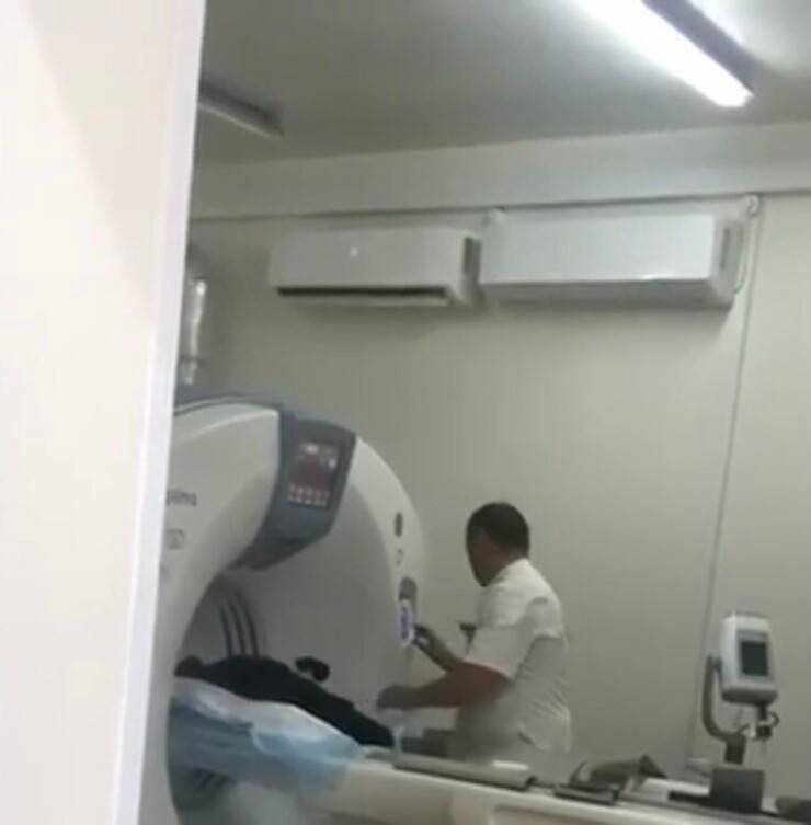 Cucciolo mentre viene visitato (Screen video Youtube Animal Shelter)