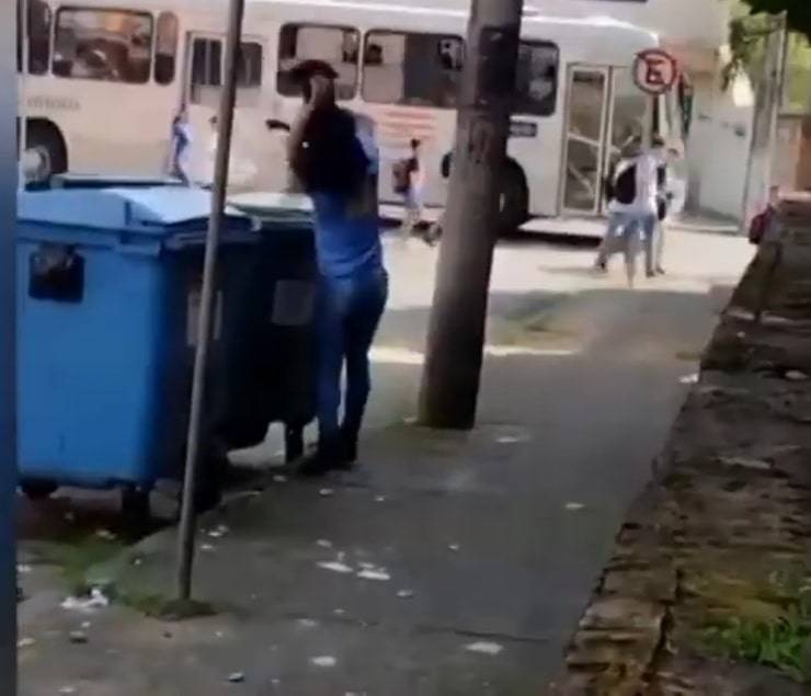 Donna ripresa mentre getta il cane nel cassonetto della spazzatura senza nessuna pietà (Screen Video)