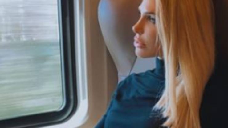 La conduttrice in viaggio (Foto Instagram)