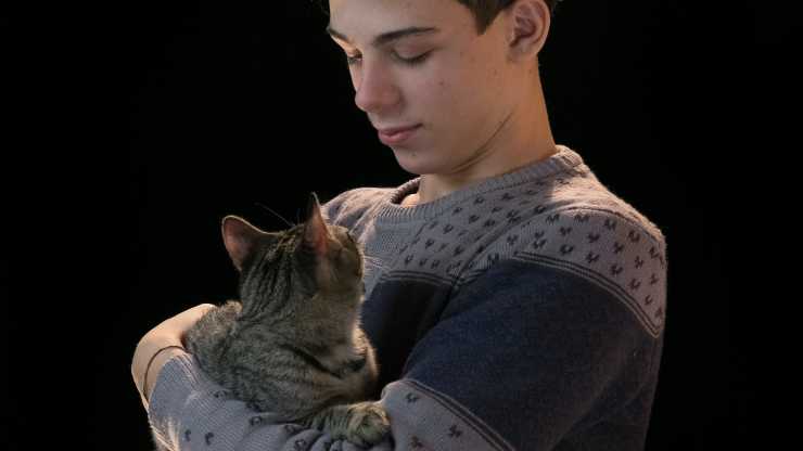 uomo e gatto