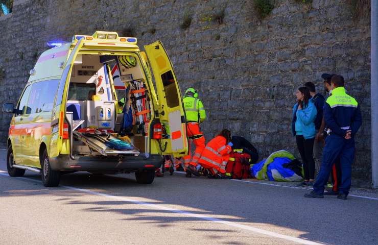 uomo cane lancia droghe