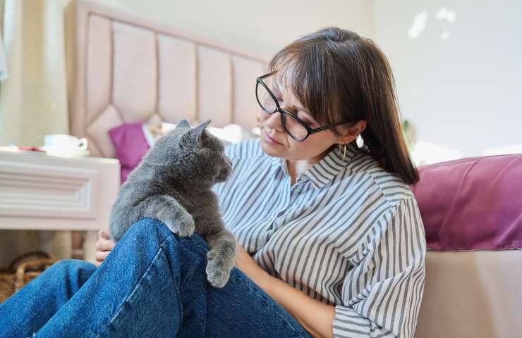 Donna parla con gatto