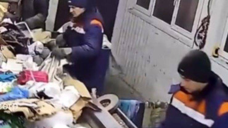lavoratore salva gattino