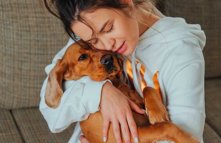 Donna abbraccia il cane