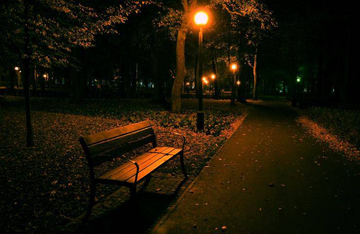 Panchina notte ombra ragazzo