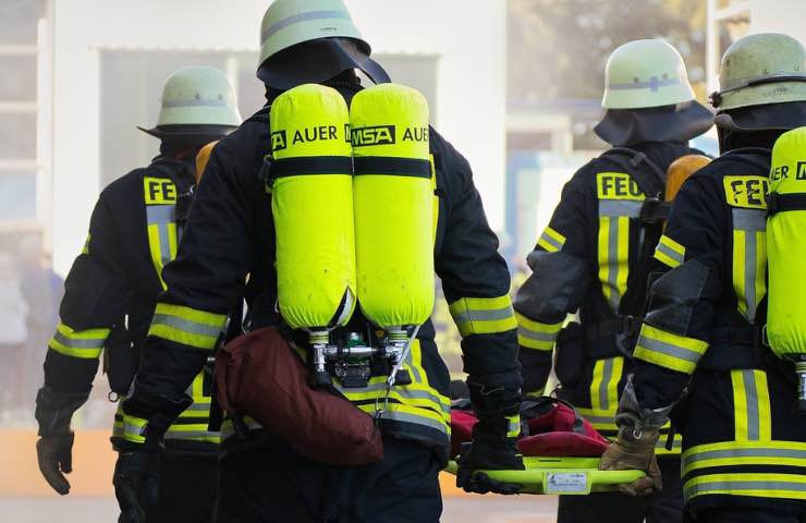 muore incendio salvato famiglia