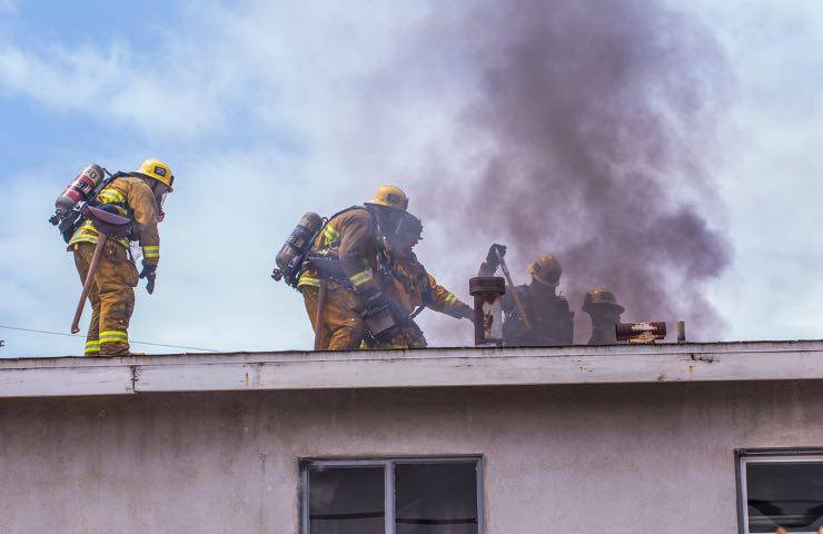 muore incendio salvato famiglia