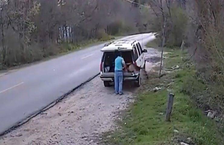 Abbandona il suo cane e filma tutto