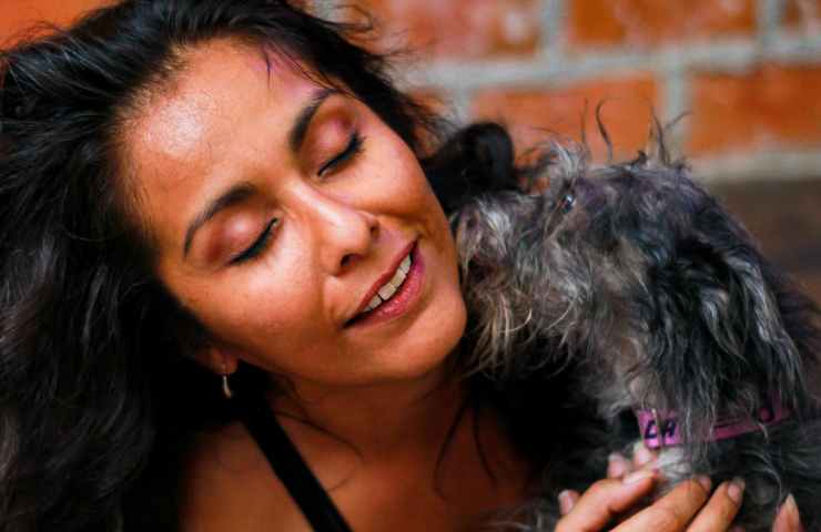Cane annusa donna