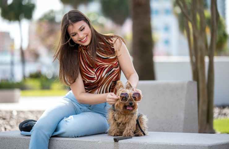 Donna e cane di taglia piccola