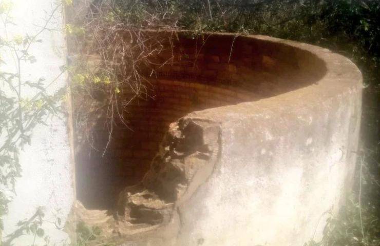 cadono nel pozzo nell'acqua gelida