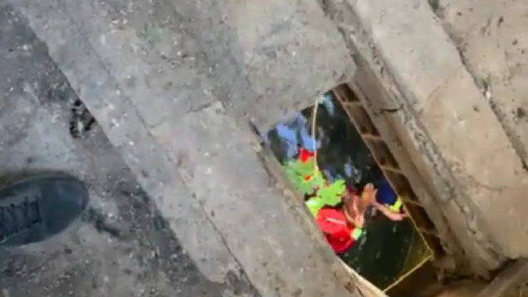 Uomo e cane cadono nell'acqua gelata