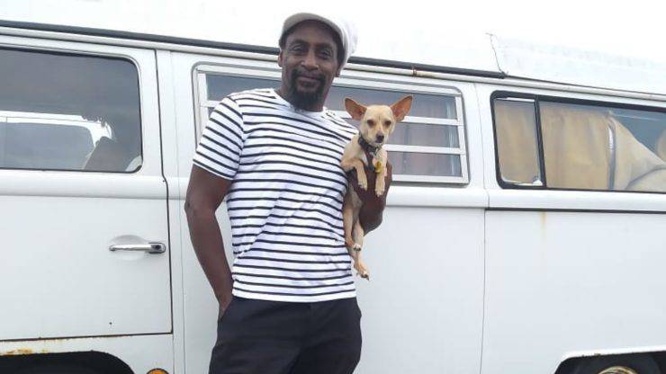 Artista con chihuahua