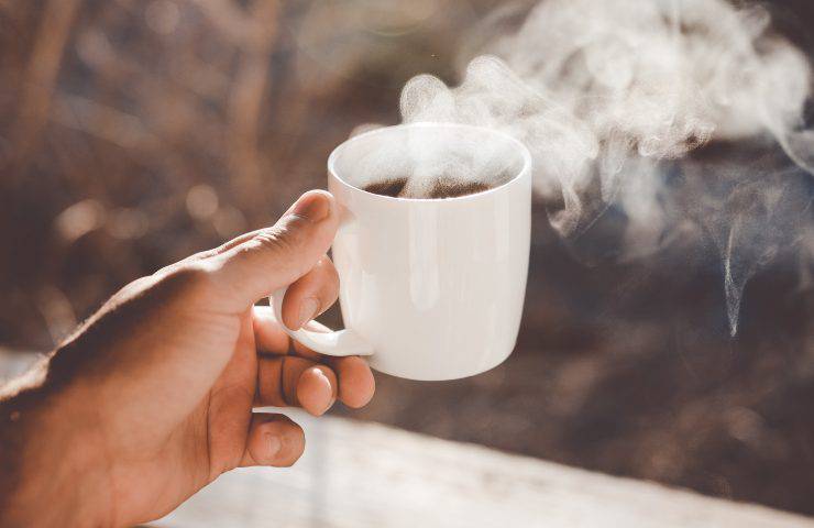 cosa succede se versi caffè bollente