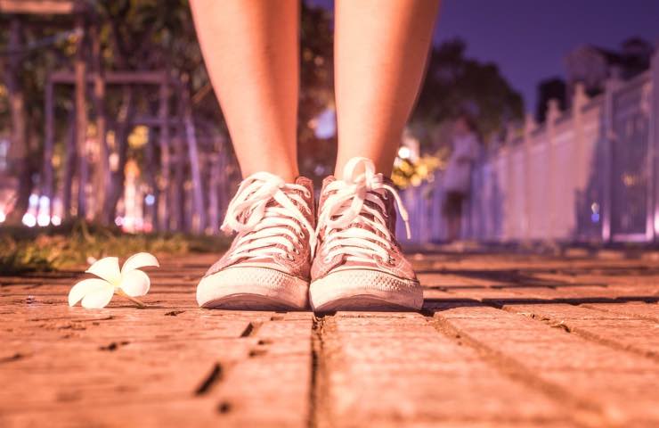 uomini pedinano ragazza indifesa