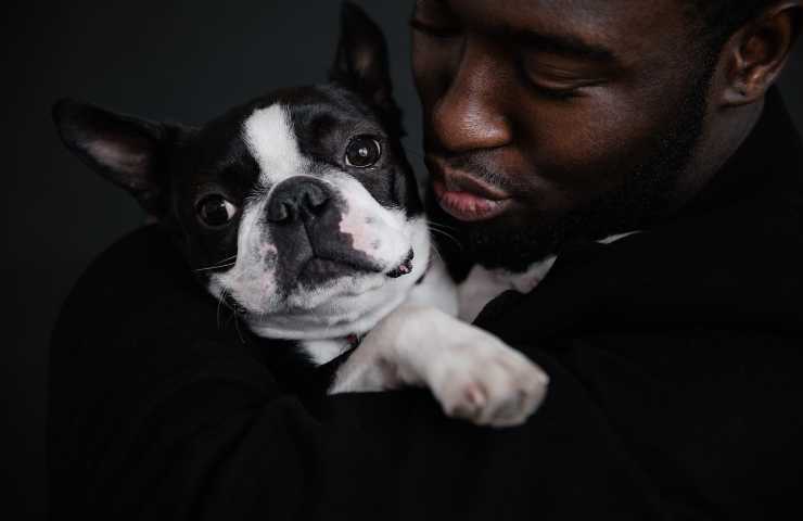 Uomo con il cane in braccio